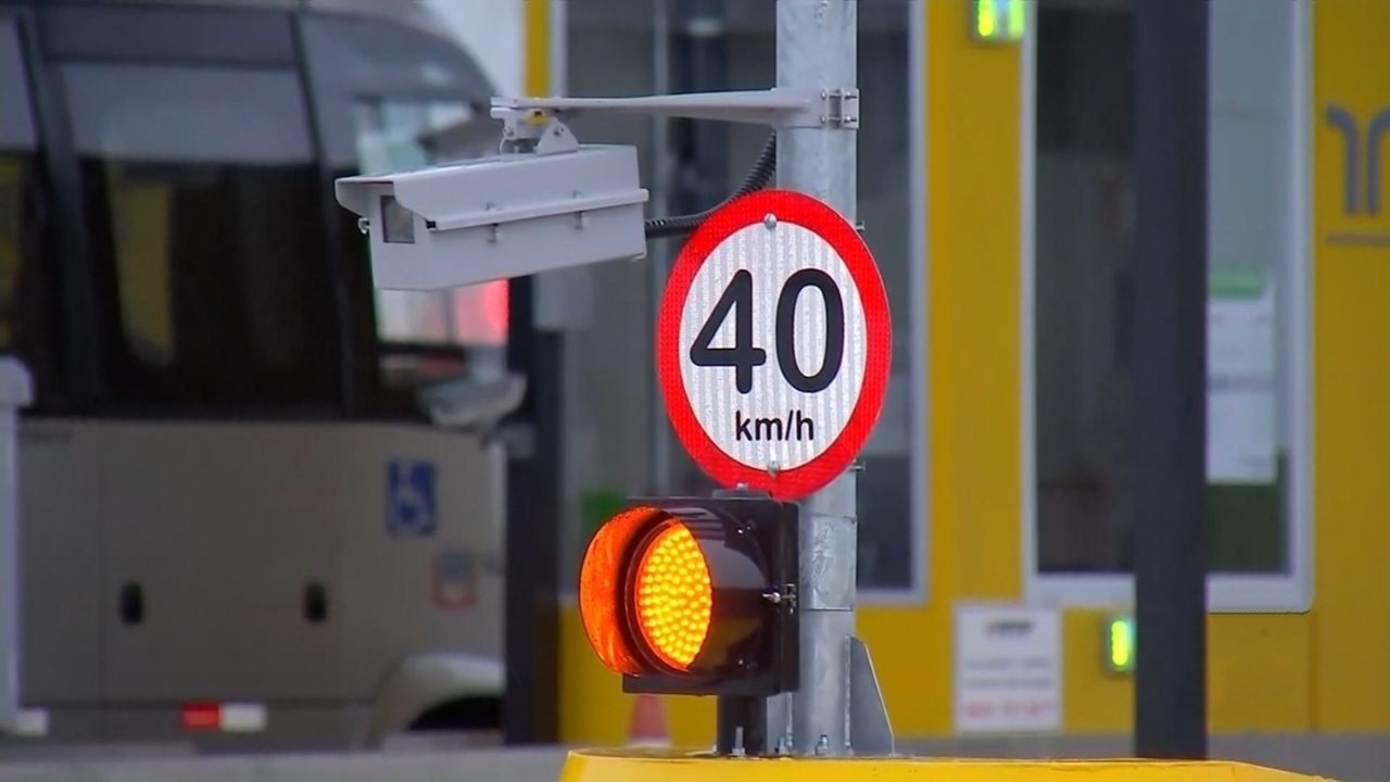 Veículos acima de 40 km/h são multados em cabines de cobrança automática de pedágios