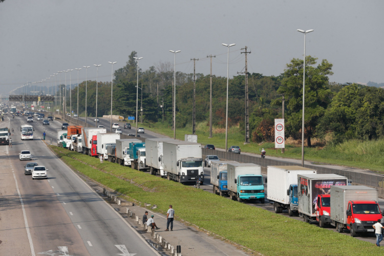 Leia mais sobre o artigo Caminhoneiros viralizam no TikTok com protestos contra alta do diesel e falam em paralisação