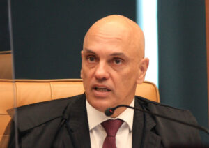 Leia mais sobre o artigo Moraes ordena que PF encaminhe ao STF dados sobre líderes de bloqueios