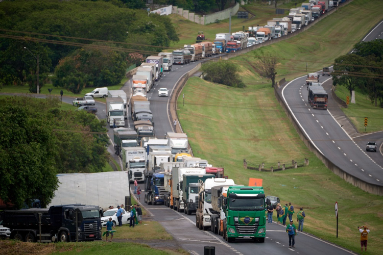 No momento, você está visualizando Justiça determina liberação imediata das vias ocupadas por caminhoneiros e aplicação de multa a quem resistir