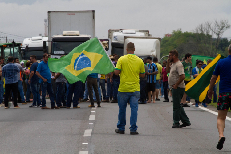 No momento, você está visualizando Caminhoneiros fazem protestos em 17 rodovias de 5 Estados do país