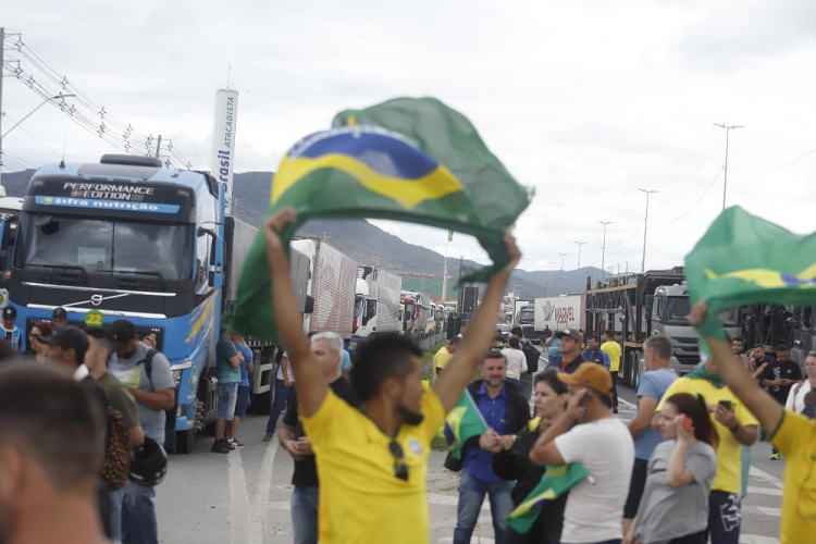 No momento, você está visualizando Pistas da Castelo são bloqueadas em SP por manifestantes que protestam contra a volta do PT